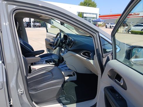 Used 2023 Chrysler Pacifica Touring-L FWD image 26