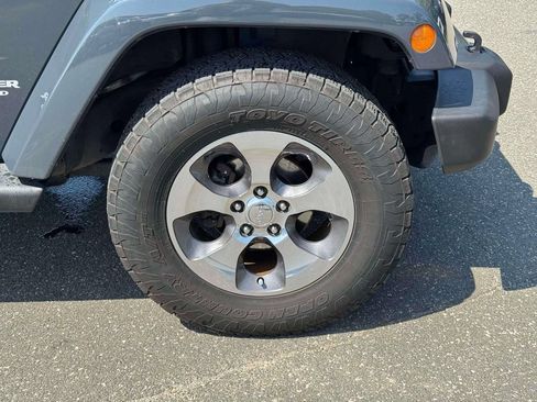 Used 2017 Jeep Wrangler Unlimited Sahara AWD/4WD image 9