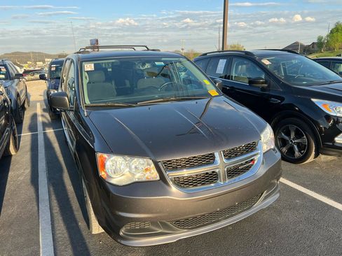 Used 2016 Dodge Grand Caravan SXT w/ UConnect Hands-Free Group FWD image 1