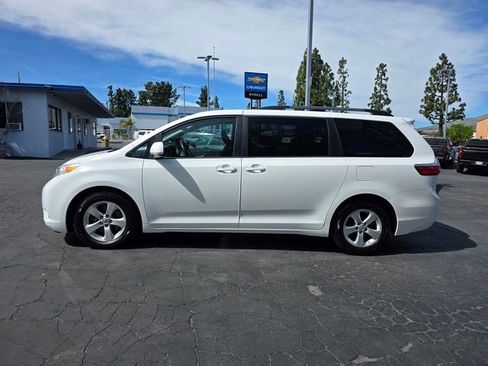 Used 2015 Toyota Sienna LE image 4