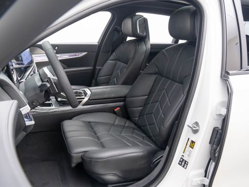 Used 2025 BMW 760i xDrive image 16