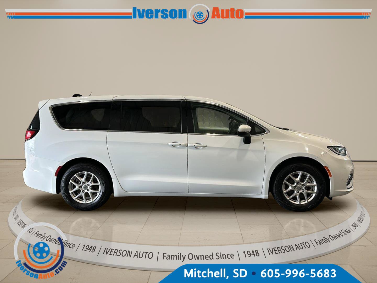 Used 2023 Chrysler Pacifica Touring-L FWD image 8
