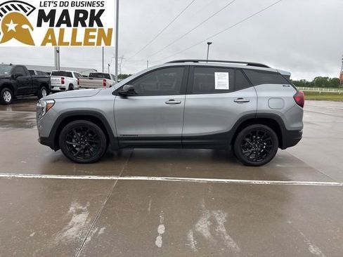Used 2023 GMC Terrain SLE w/ Driver Convenience Package FWD image 3