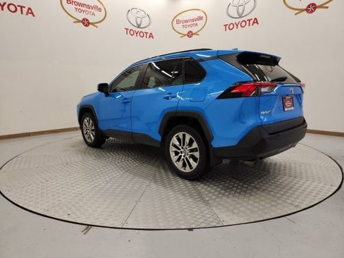 Used 2021 Toyota RAV4 XLE Premium image 6