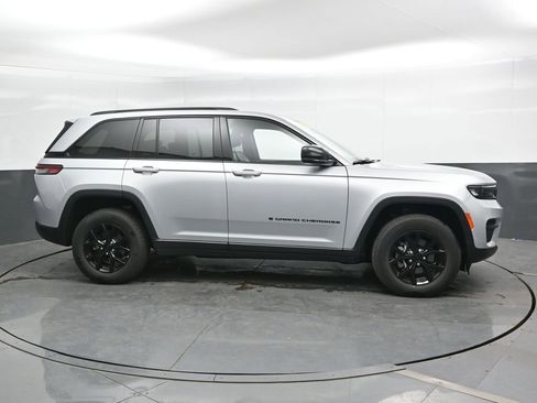 Used 2025 Jeep Grand Cherokee Altitude AWD/4WD image 5