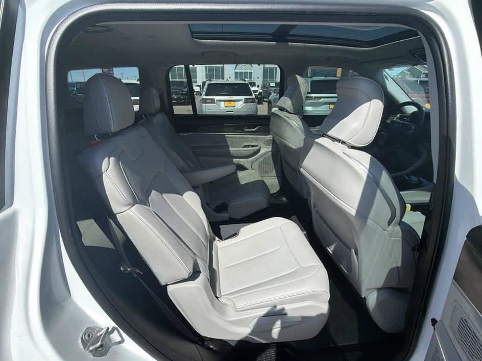 Used 2023 Jeep Grand Cherokee L Overland w/ Advanced Protech Group III AWD/4WD image 31