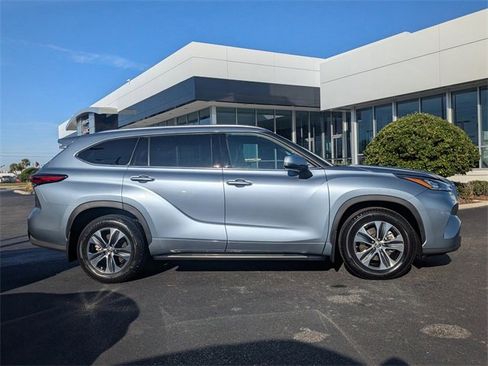 Used 2020 Toyota Highlander XLE image 3