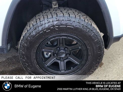 Used 2017 Jeep Grand Cherokee Laredo AWD/4WD image 9