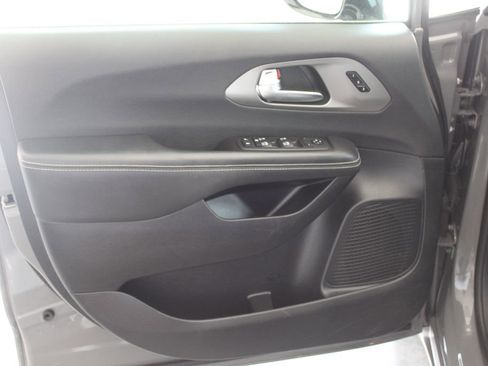 Used 2025 Chrysler Pacifica Select FWD image 41