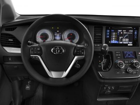 Used 2016 Toyota Sienna SE image 6
