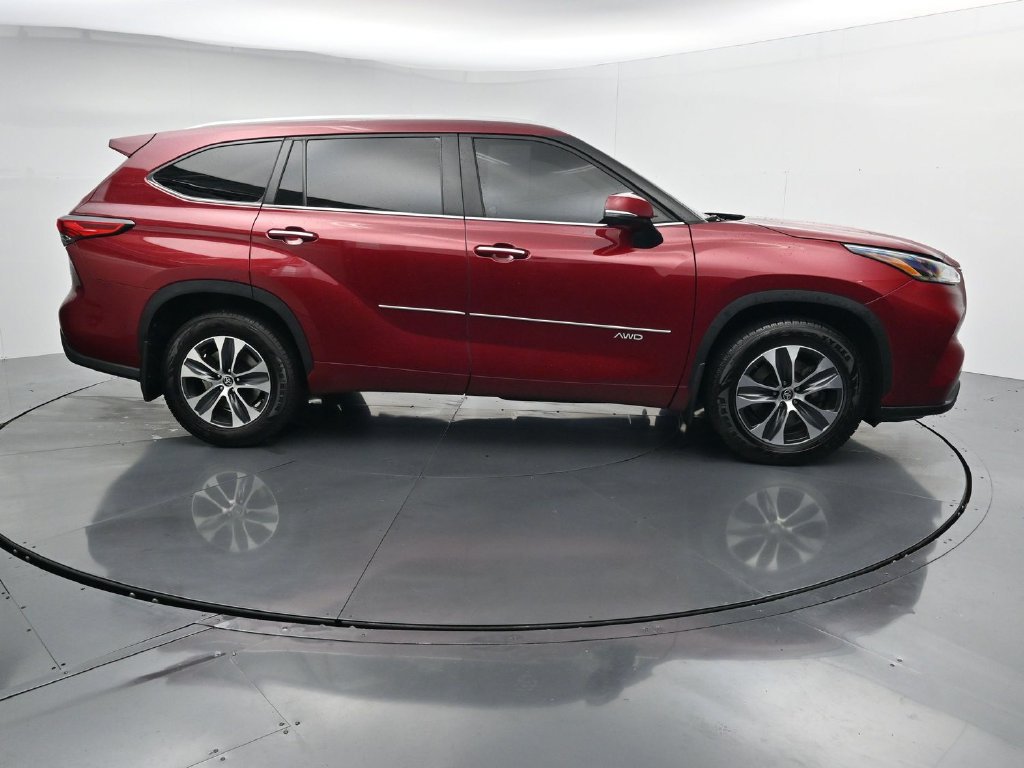 Used 2023 Toyota Highlander XLE AWD/4WD image 9