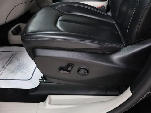 Used 2023 Chrysler Pacifica Touring-L FWD image 12