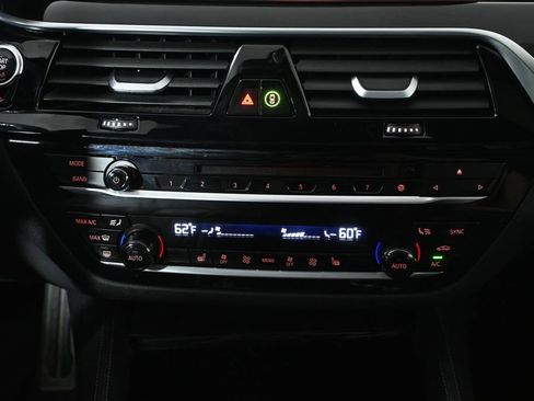 Used 2018 BMW M550i xDrive image 23