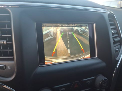 Used 2020 Jeep Grand Cherokee Laredo RWD image 25