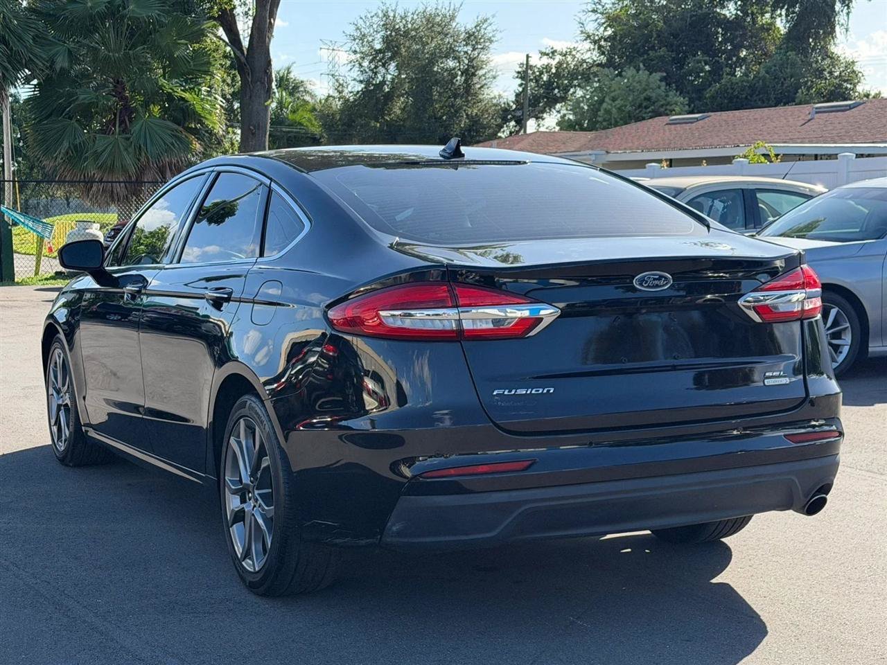 Used 2019 Ford Fusion SEL FWD image 11