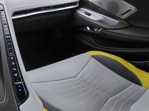 Used 2022 Chevrolet Corvette Stingray Premium Conv w/ Z51 Performance Package RWD image 22