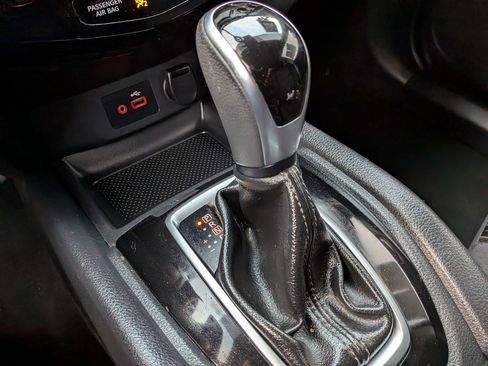 Used 2020 Nissan Rogue SV image 17