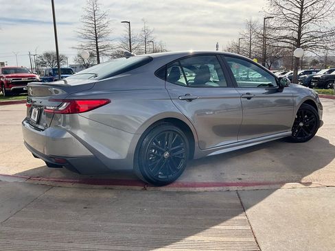 Used 2025 Toyota Camry SE image 6