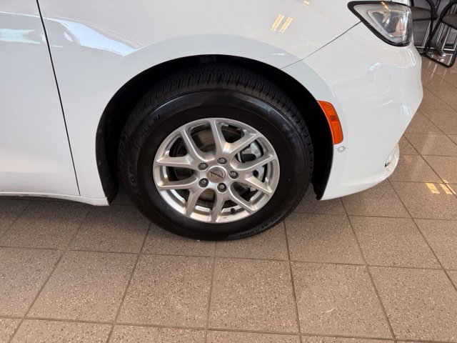Used 2022 Chrysler Pacifica Touring-L w/ Uconnect Theater Family Group FWD image 11