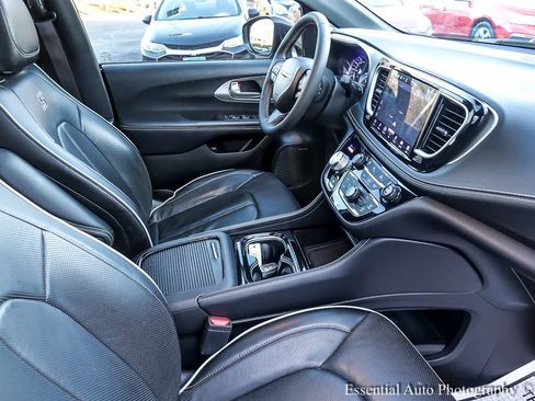 Used 2022 Chrysler Pacifica Limited w/ Uconnect Theater Family Group image 32