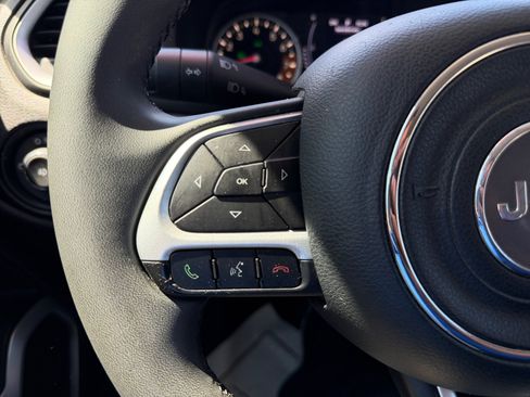Used 2020 Jeep Renegade Latitude w/ Popular Equipment Group FWD image 20