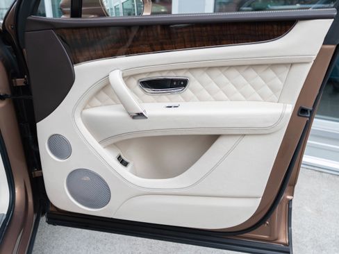 Used 2017 Bentley Bentayga image 44