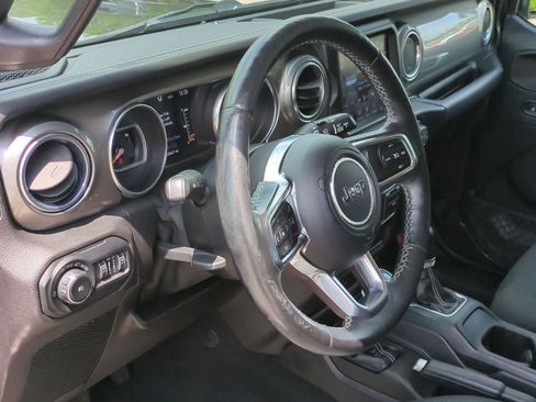 Used 2018 Jeep Wrangler Unlimited Sahara AWD/4WD image 10