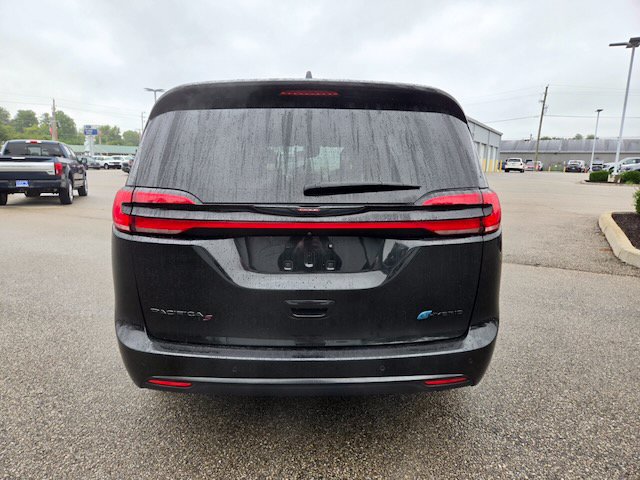 Used 2021 Chrysler Pacifica Limited w/ Uconnect Theater Family Group FWD image 5