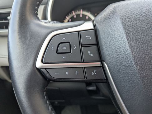 Used 2022 Toyota Highlander XLE AWD/4WD image 19