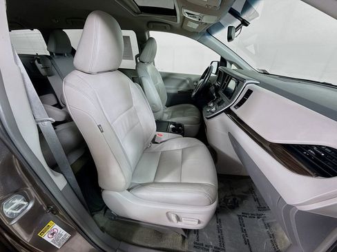 Used 2015 Toyota Sienna XLE w/ XLE Navigation Package FWD image 37