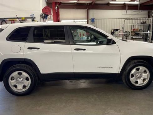 Used 2017 Jeep Cherokee Sport AWD/4WD image 5