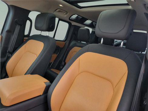 Used 2024 Land Rover Defender 110 X-Dynamic SE image 16