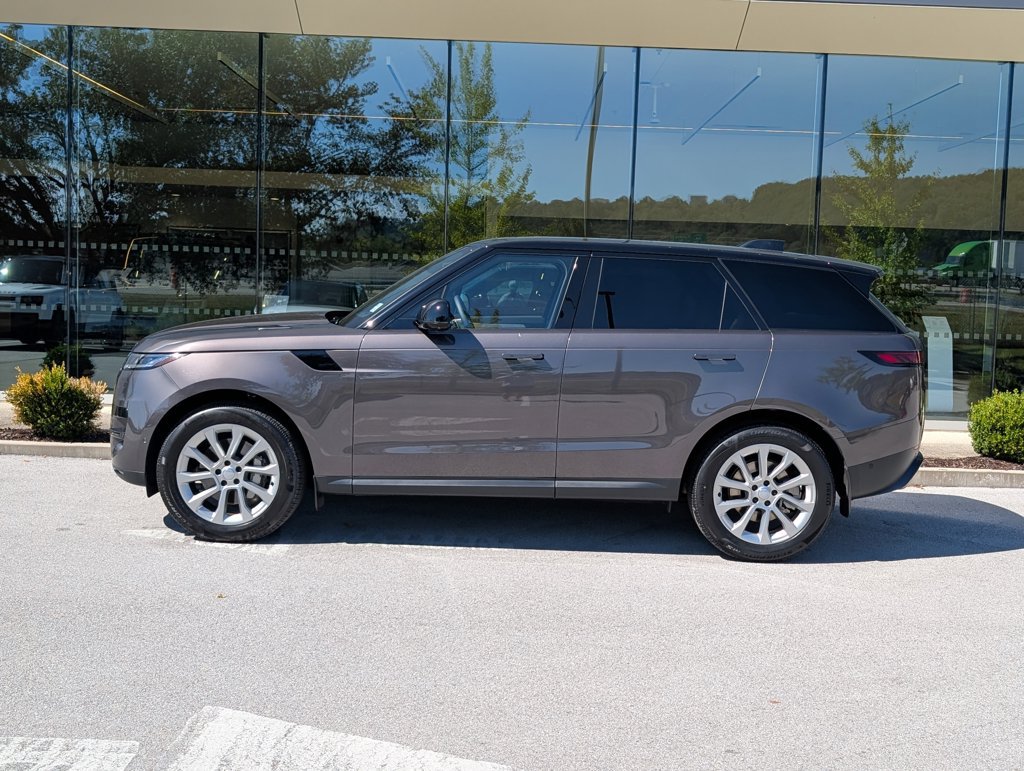 Used 2025 Land Rover Range Rover Sport SE AWD/4WD image 2