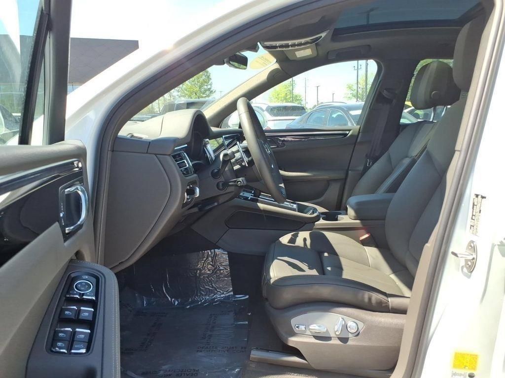 Used 2025 Porsche Macan AWD/4WD image 16