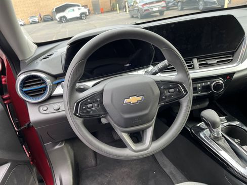Used 2025 Chevrolet Trax LT image 25