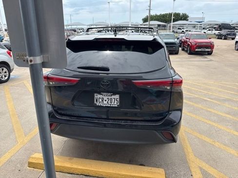 Used 2021 Toyota Highlander XLE AWD/4WD image 7