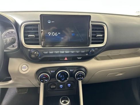 Used 2021 Hyundai Venue image 21