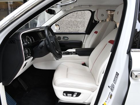 Used 2023 Rolls-Royce Cullinan w/ Cullinan Package image 8