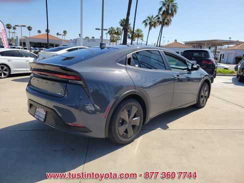 Used 2024 Toyota Prius LE FWD image 4