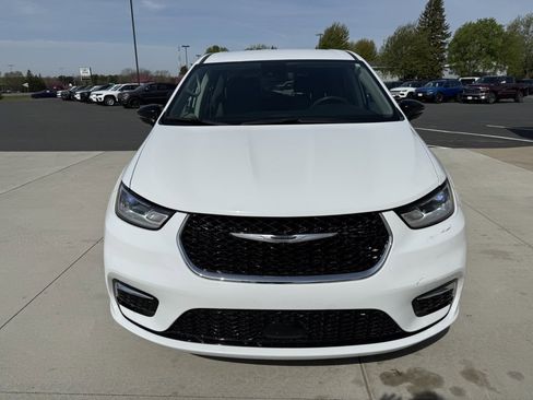 Used 2024 Chrysler Pacifica Touring-L FWD image 3