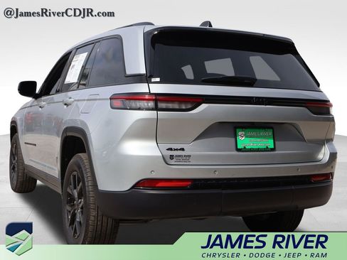 Used 2025 Jeep Grand Cherokee Altitude AWD/4WD image 3
