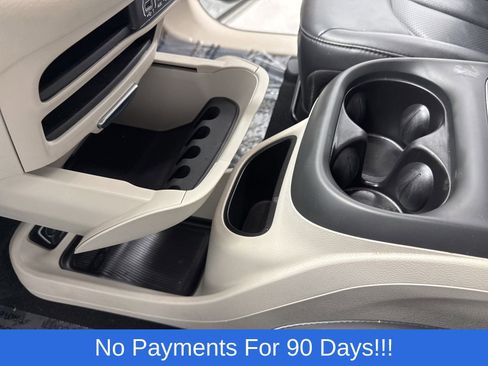Used 2023 Chrysler Pacifica Touring-L FWD image 18