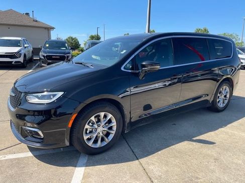 Used 2026 Chrysler Pacifica Limited FWD image 2