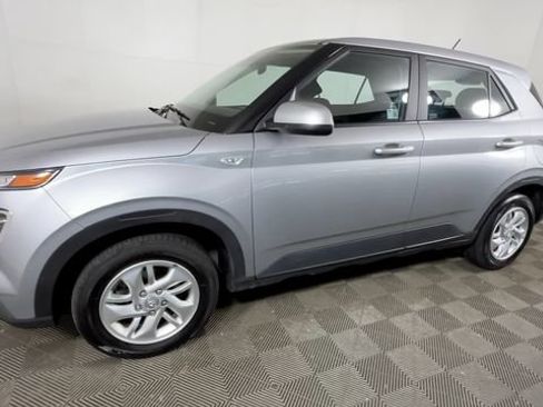 Used 2025 Hyundai Venue SE FWD image 9