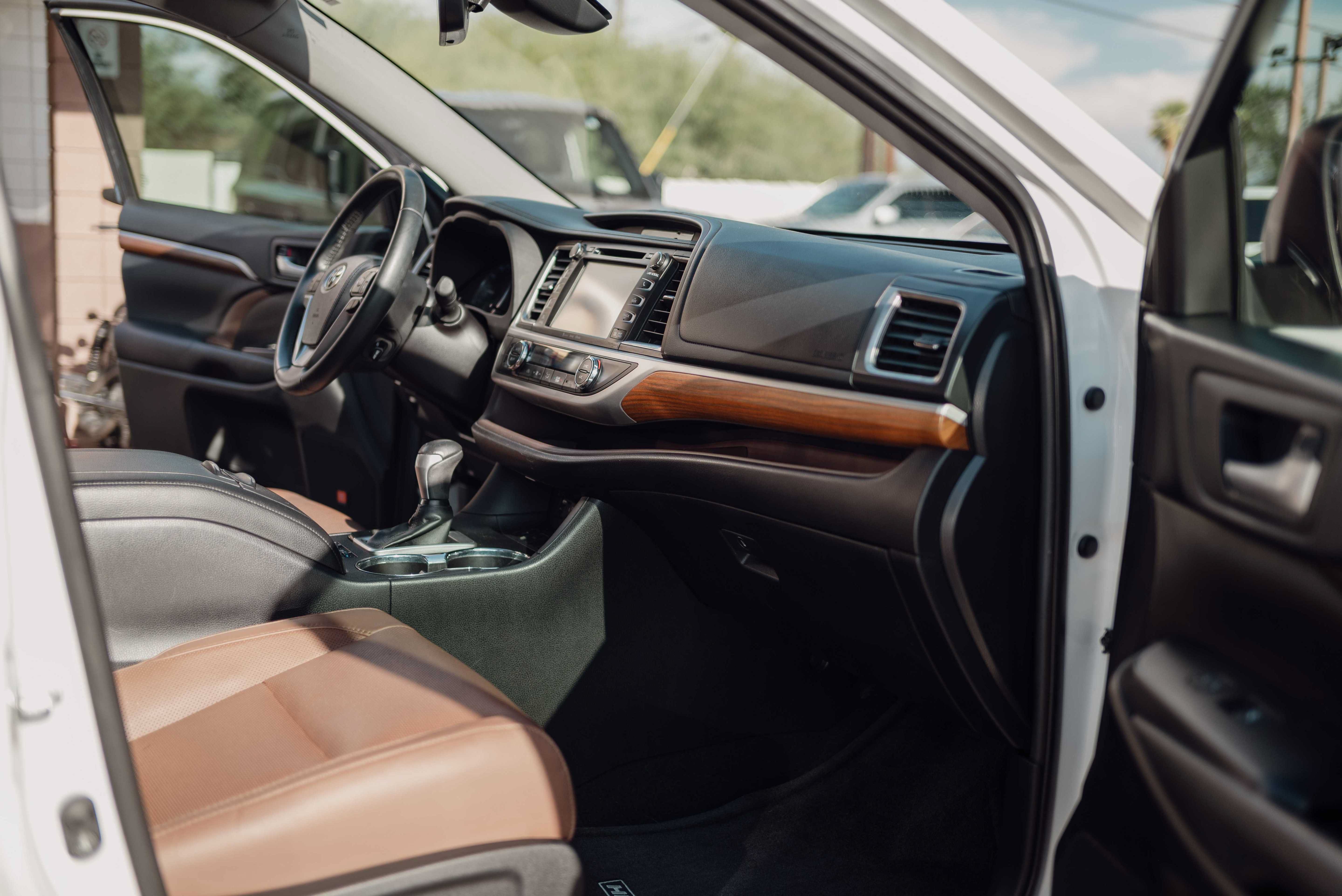 Used 2019 Toyota Highlander Limited w/ Carpet Mat Package (TMS) FWD image 17
