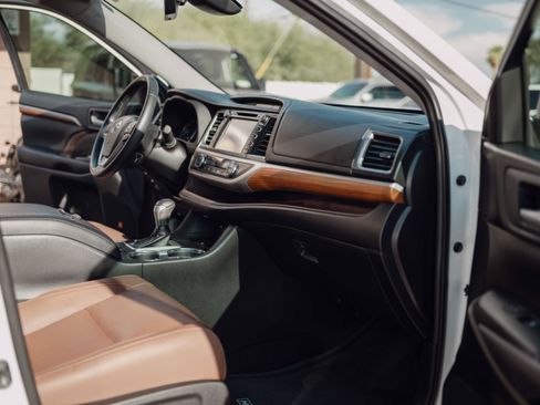 Used 2019 Toyota Highlander Limited w/ Carpet Mat Package (TMS) FWD image 17