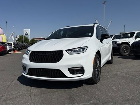 New 2025 Chrysler Pacifica Limited image 10