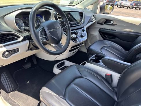 Used 2023 Chrysler Pacifica Touring-L FWD image 19