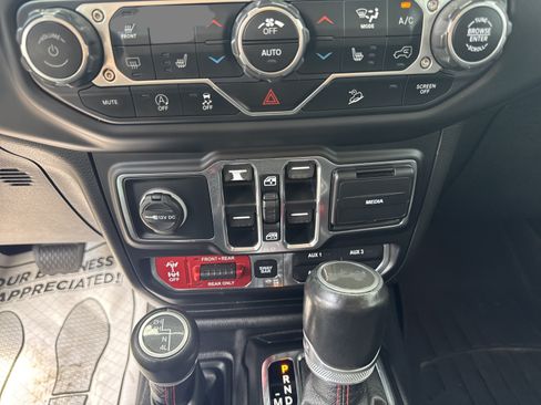 Used 2020 Jeep Wrangler Unlimited Rubicon w/ Dual Top Group AWD/4WD image 16