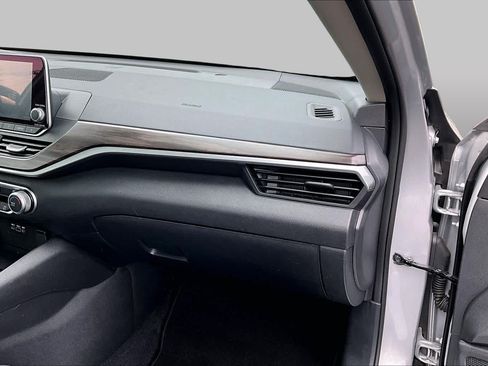 Used 2024 Nissan Altima 2.5 SV FWD image 19